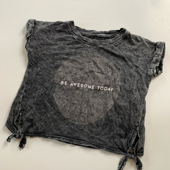 Afton Street Gray Distressed Graphic T-shirt - Picture 1 of 2